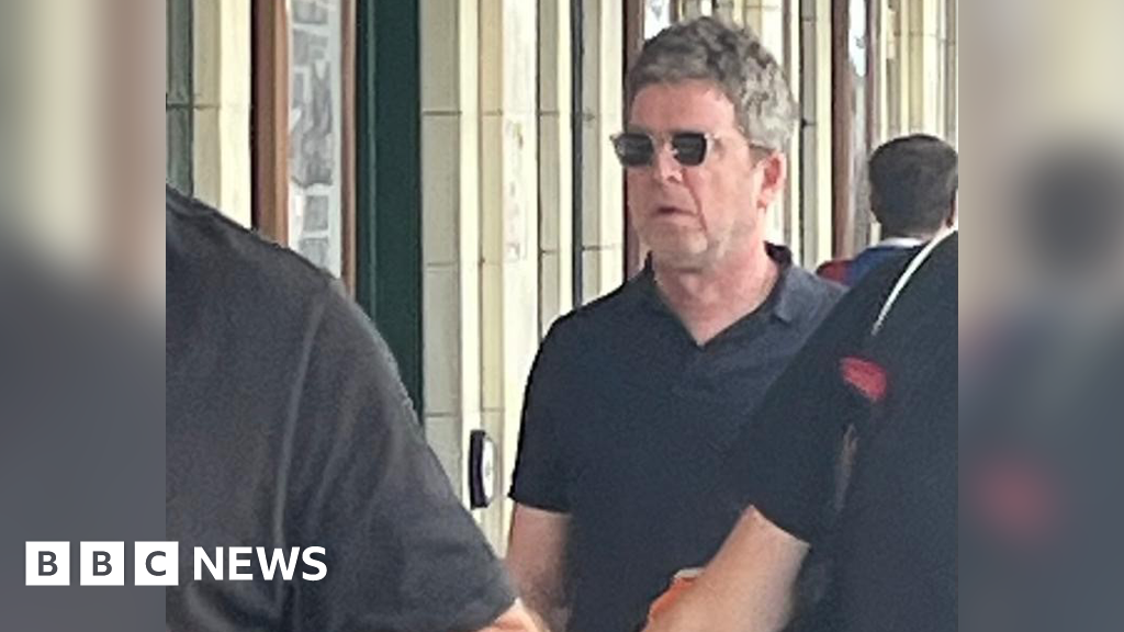 Noel Gallagher leva o trem para Cardiff for Oasis Principal
