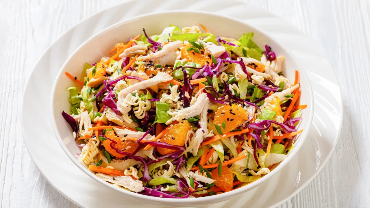 O Forte de calor VAI VOLTAR E SO APETECE SALADAS. Experimente esta de frango