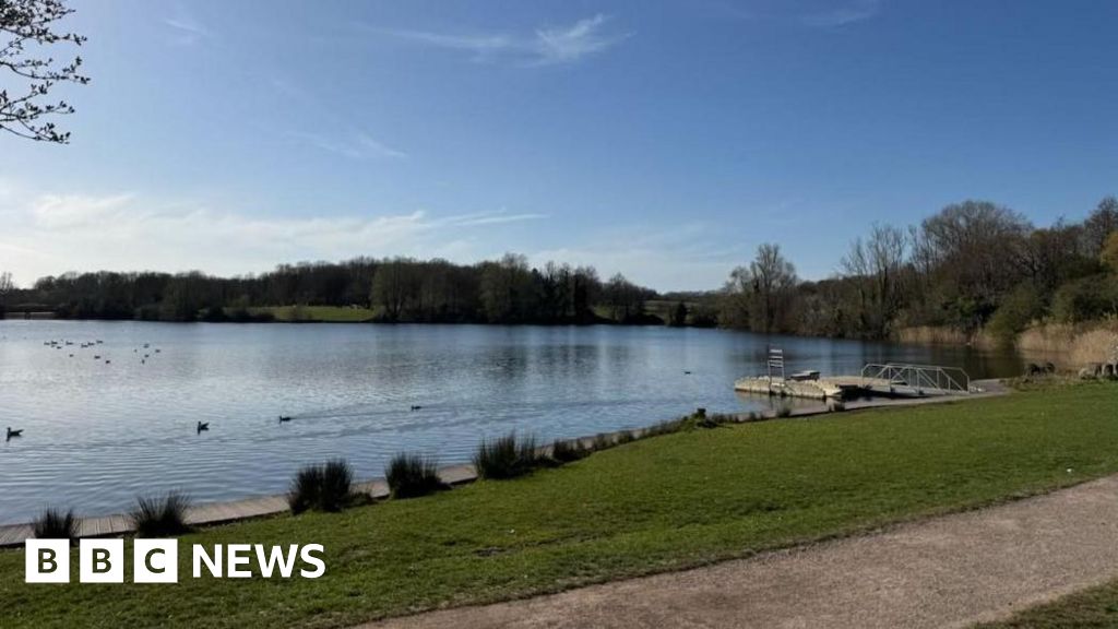 O Vale of Glamorgan Council defende e -mails do CosMeston Aqua Park