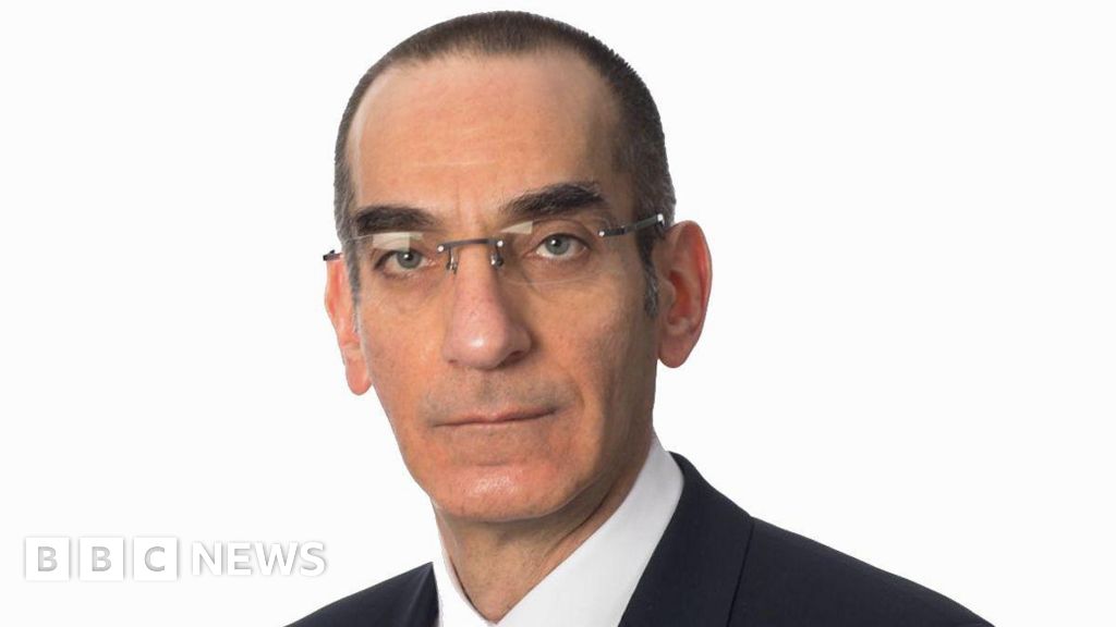 O cirurgião proibido pelo consultório particular está trabalhando para o NHS
