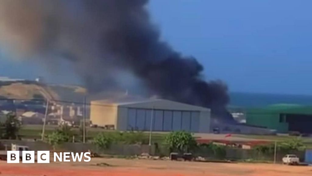 O helicóptero militar de Uganda cai no Aeroporto Aden Adde, na Somália, em Mogadíscio