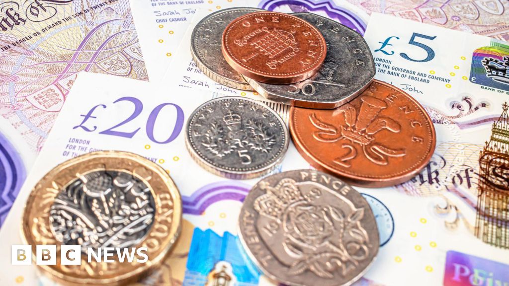 O trabalhador do Conselho de Powys pagou £ 28 mil em horas extras em 15 meses