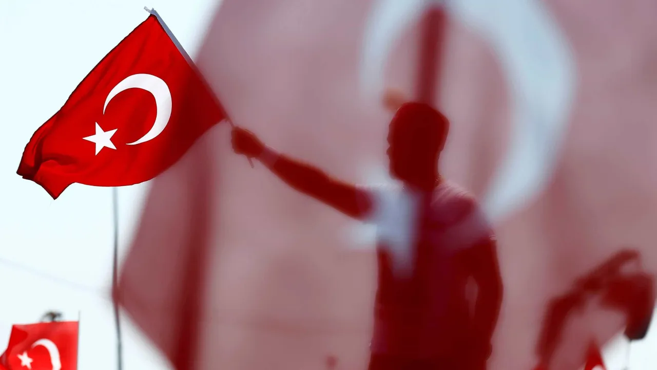 OPOSIÇÃO TURCA NAS RUAS DE ISTAMBUL EM DIA DE MEGAOPERAÇÃO EM IZMIR