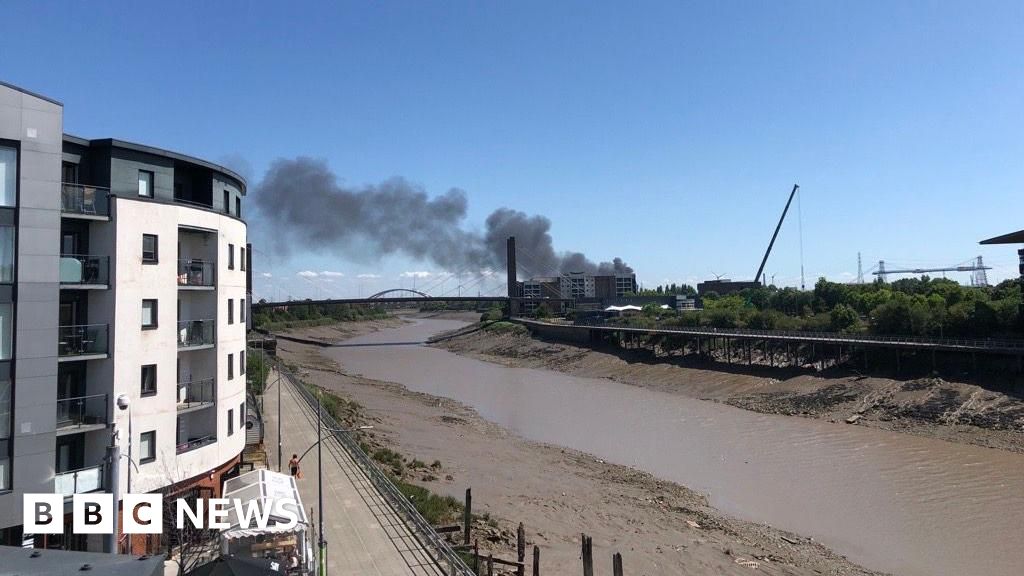 Os bombeiros combatem o Industrial Blaze perto de Newport Docks