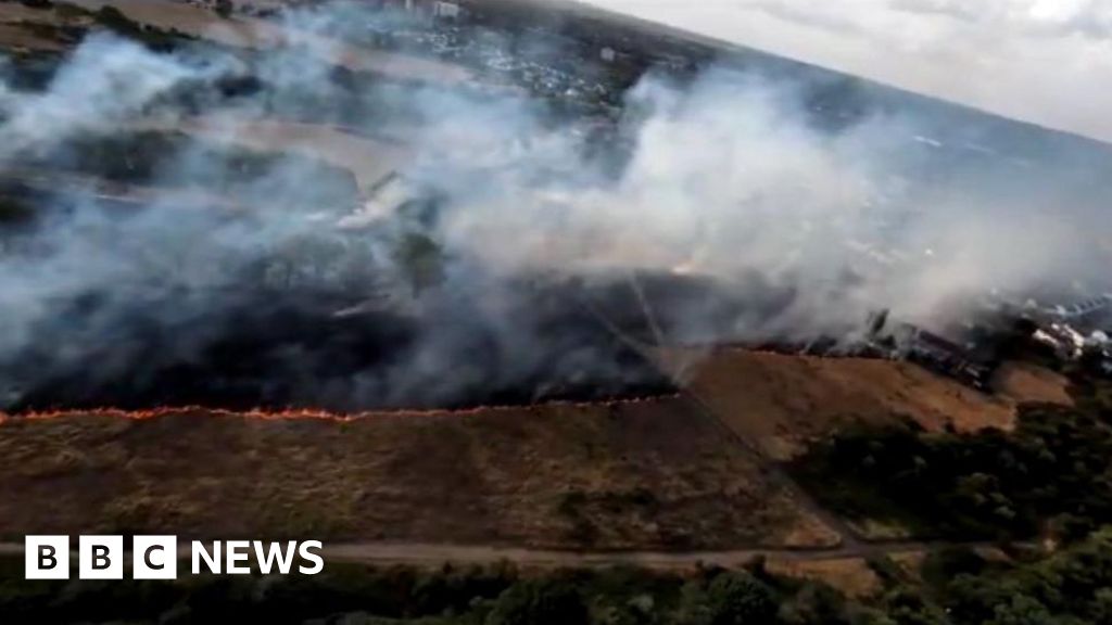 Os moradores evacuaram quando 125 bombeiros atingem o incêndio