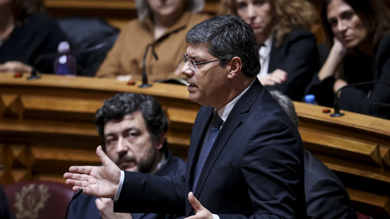 PS Acusa Governo de "Fazer O Máximo" Para vender Tap "Pelo Preço Mínimo"