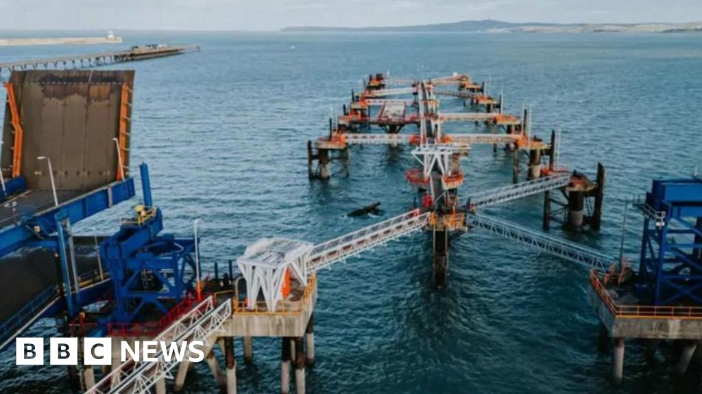 Pacote de suporte comercial na mesa após o fechamento da porto holyhead