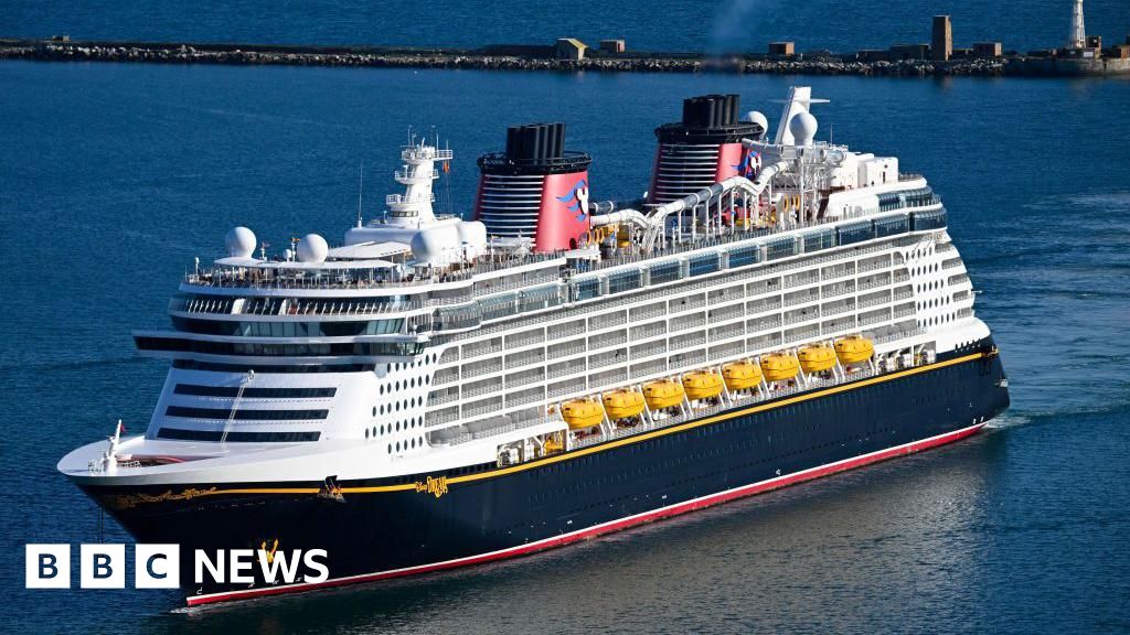 Pai pula do Disney Cruise para salvar o filho que caiu no mar