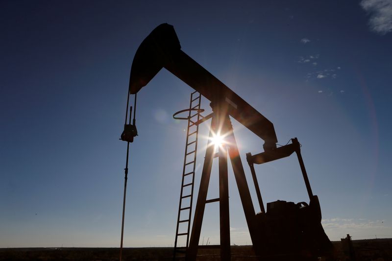 Petróleo cai ligeiramente antes de aumento esperado da produção da Opep+