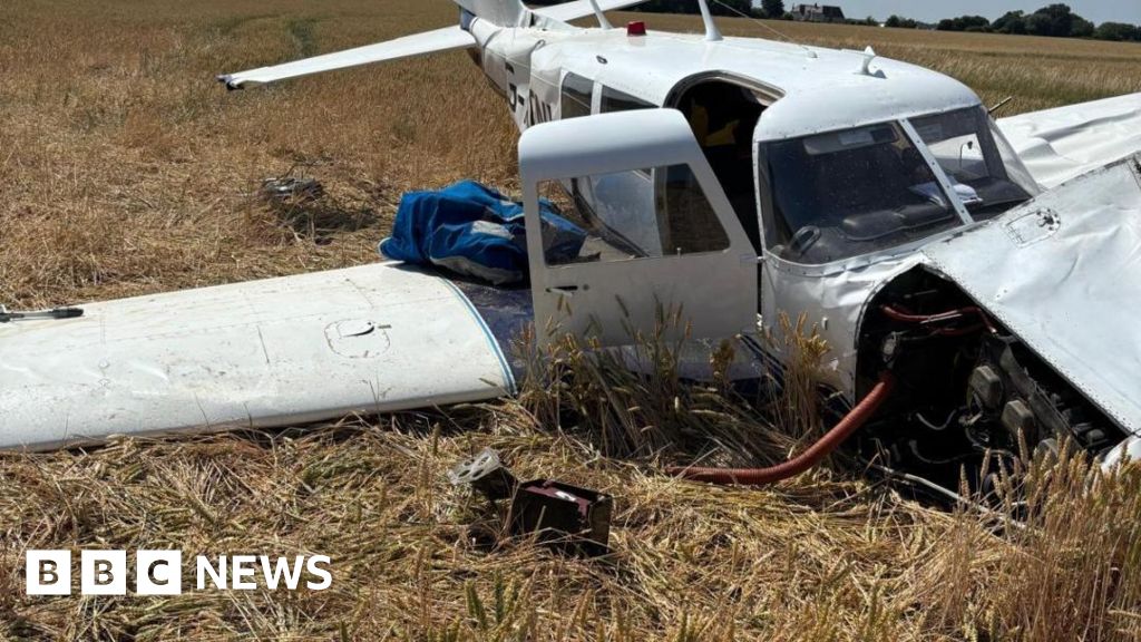 Piloto de aeronave leve levada ao hospital após acidente em Stebbing