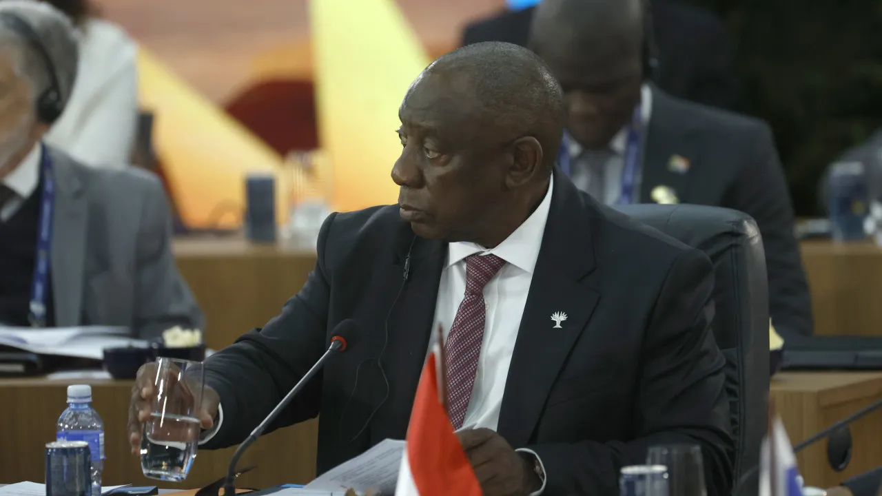 Ramaphosa Susndende Ministro da Polícia Acusado de Ligações criminosas