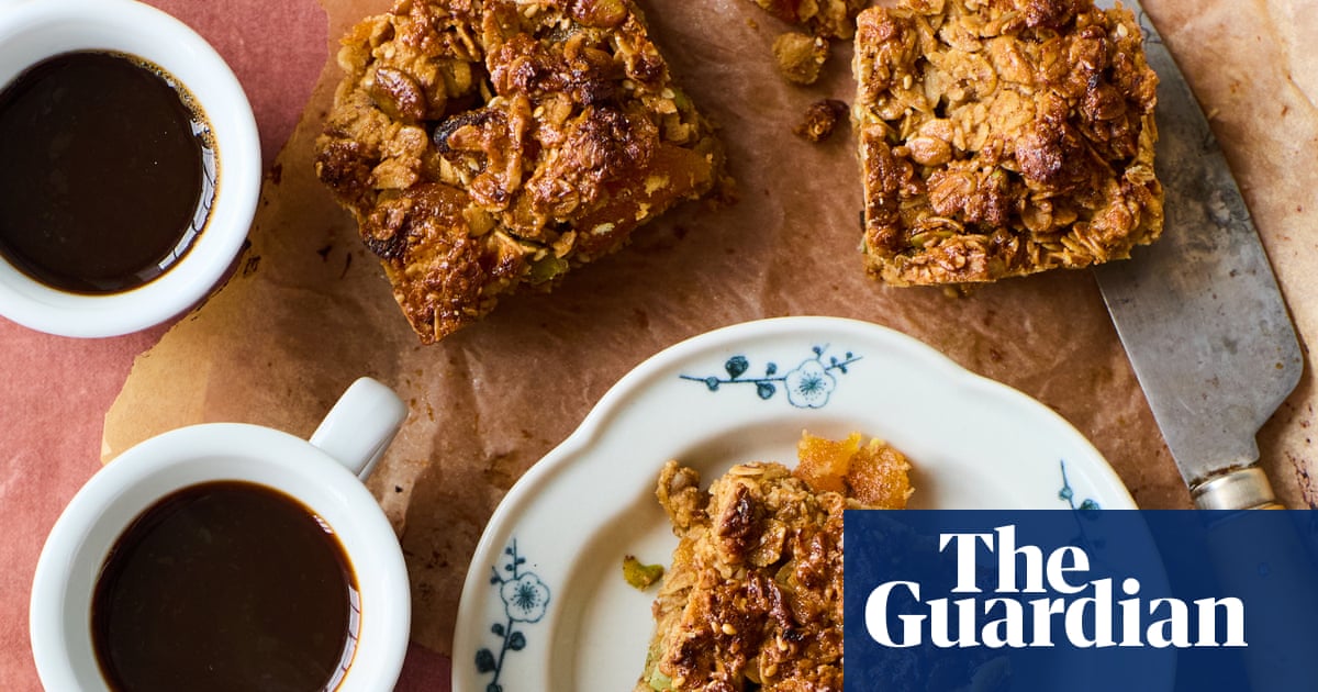 Receitas de Yasmin Khan para Aubergina Kuku e Barras de granola de frutas e nozes | Comida e bebida do Oriente Médio