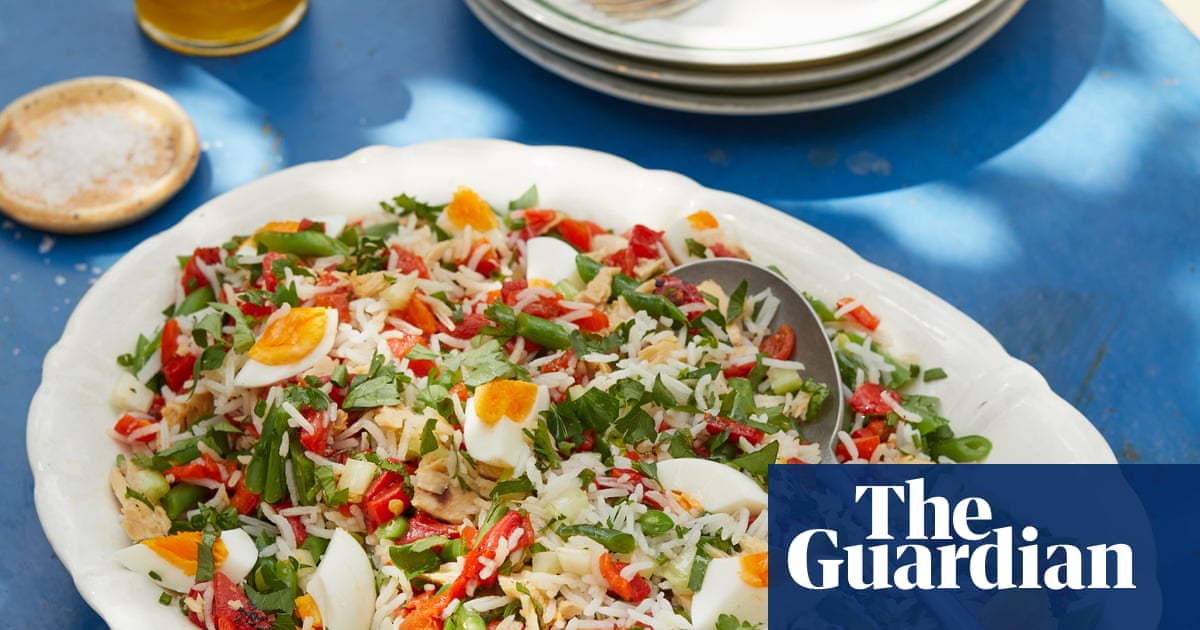 Salada de arroz de Rachel Roddy com pimentão, aipo, ervas e ovo - receita | Salada