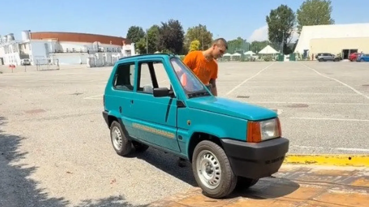 Será este Fiat Panda o carro mais estreito (e insólito) do mundo?