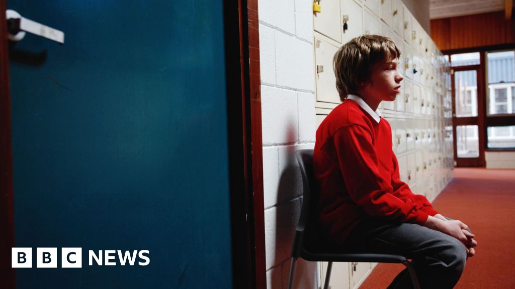 Suspensões e exclusões escolares aumentam para quase um milhão na Inglaterra