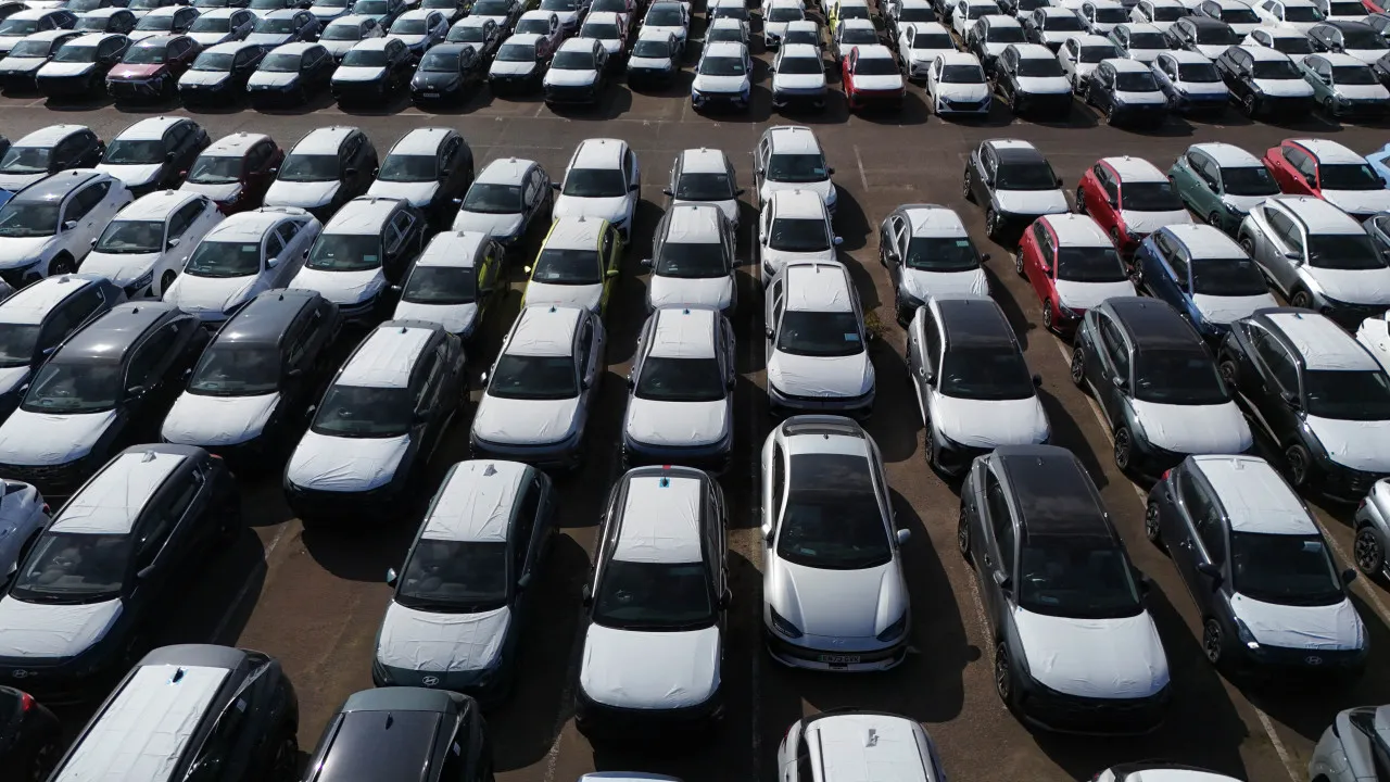 Tarifas dos EUA contribuíram para queda recorde da produção automóvel britânica