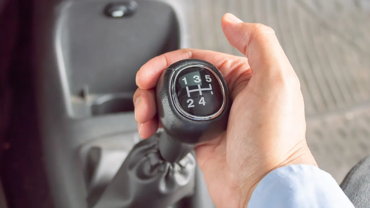 Tem carro com caixa manual? Deve evitar estes erros