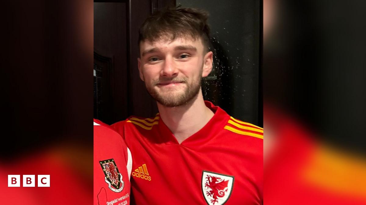 Llun o Kieran Thomas Hughes mewn crys Cymru