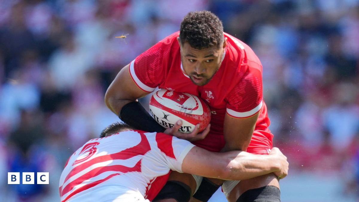 Taulupe Faletau yn cael ei daclo gan Shuhei Takeuchi