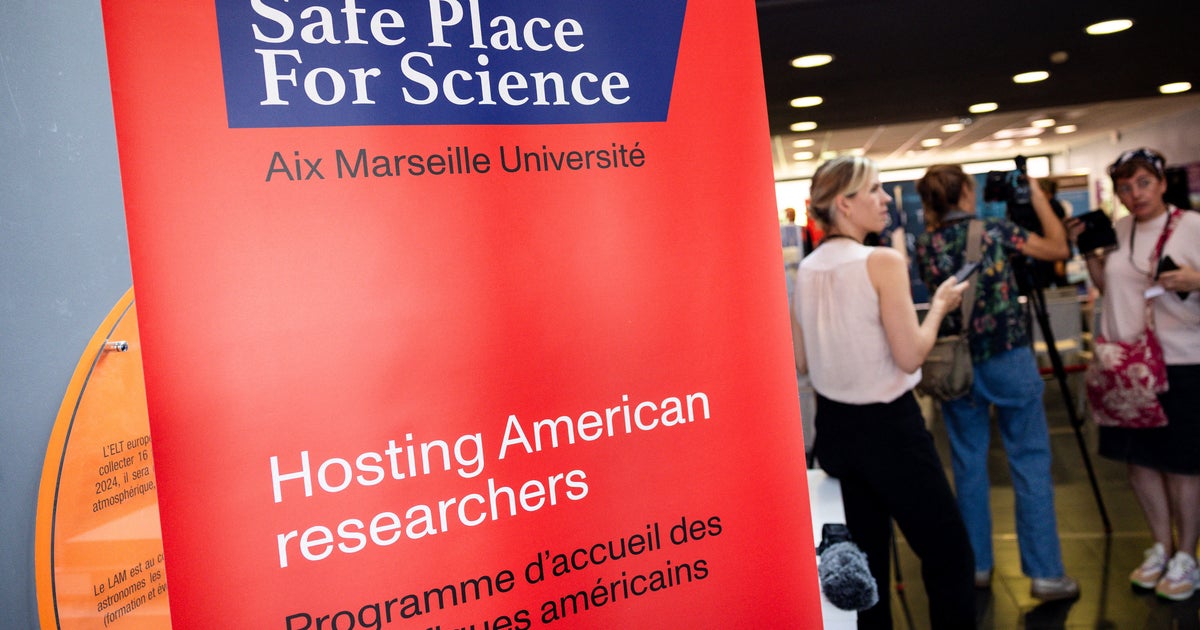 Tribunais da Universidade Francesa Pesquisadores Americanos que buscam "Scien ...