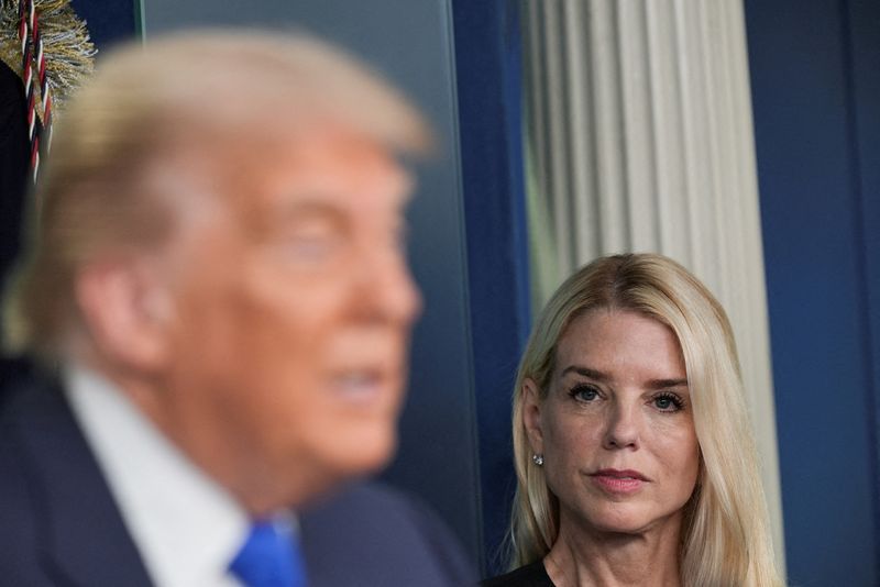 Trump foi informado que está nos arquivos de Epstein, diz WSJ