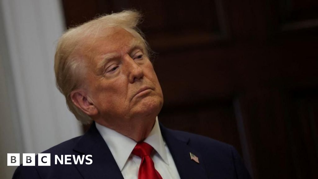 Trump revela o plano de ação da IA que visa reduzir os regulamentos e 'preconceitos'