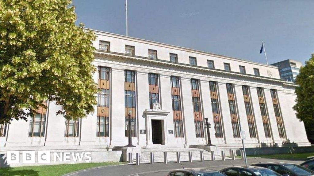 Usar escritórios ou perdê -los, Eluned Morgan disse à equipe do governo galês