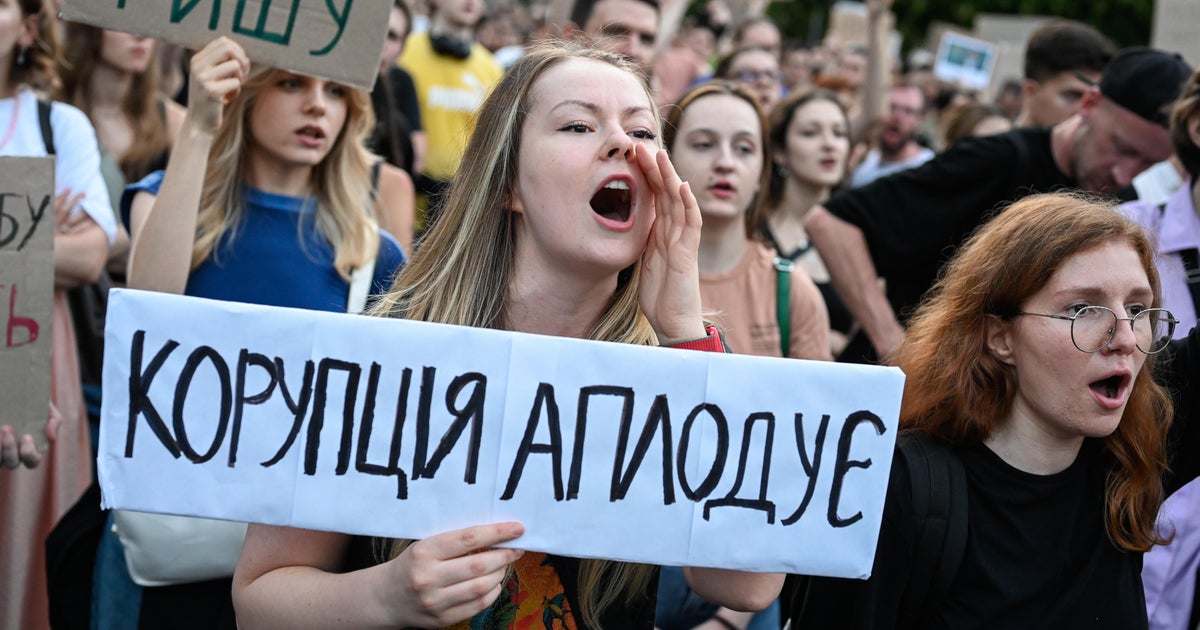 Zelenskyy enfrenta protestos em massa, pela primeira vez desde a Rússia w ...